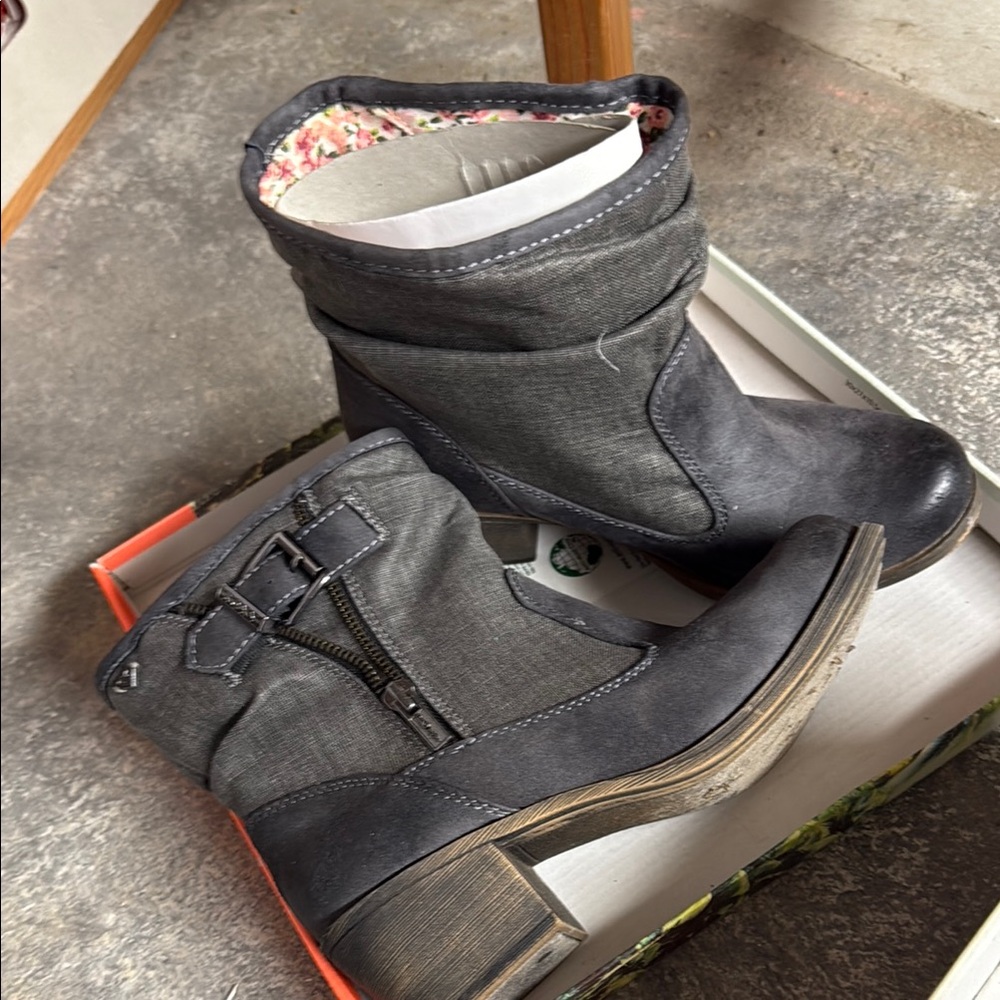 Roxy Stylish Gray Ankle Boots